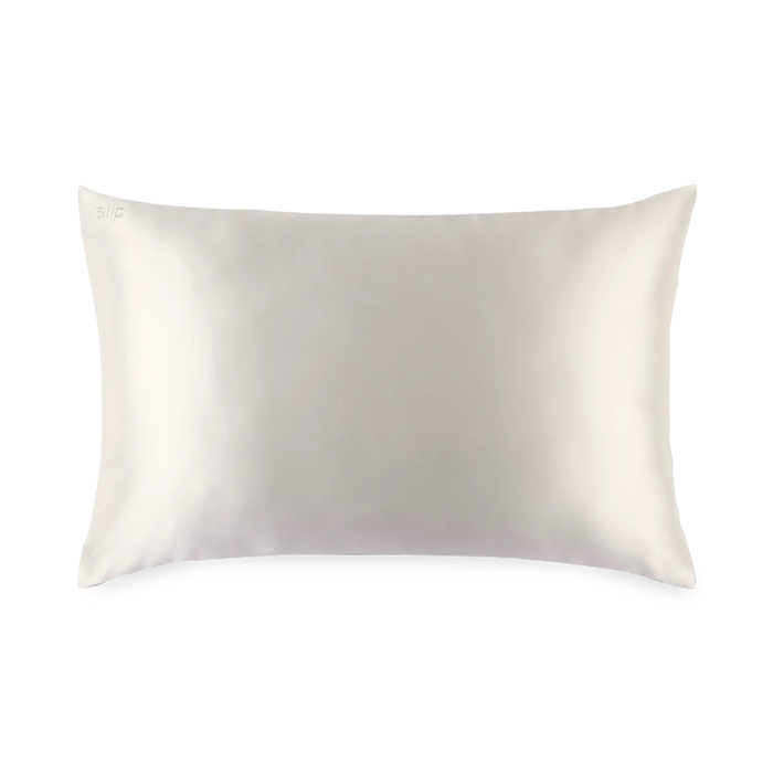 The Silk Pillowcase is made with the highest grade (6A) long fiber mulberry silk, with a thickness of 22 momme and non-toxic dyes.